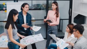Happy Young Asian Businessmen Businesswomen Meeting Brainstorming Ideas 7861 3089