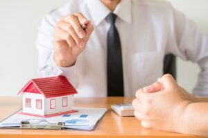 Home Salesman Stretches Holding Black Pen 1150 14909